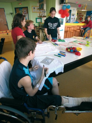 Adolescents au chevet des malades à l'hôpital