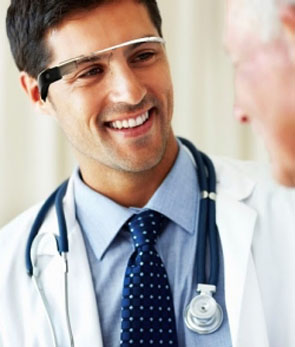 Un médecin portant des Google Glass avec un patient