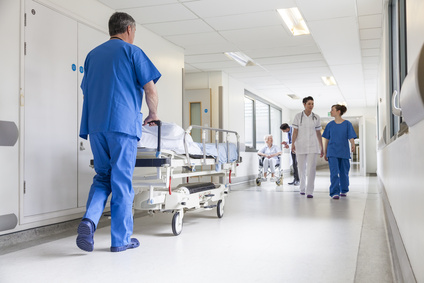 Infirmier Doctors Hospital Corridor Nurse Pushing Gurney Stretcher Bed